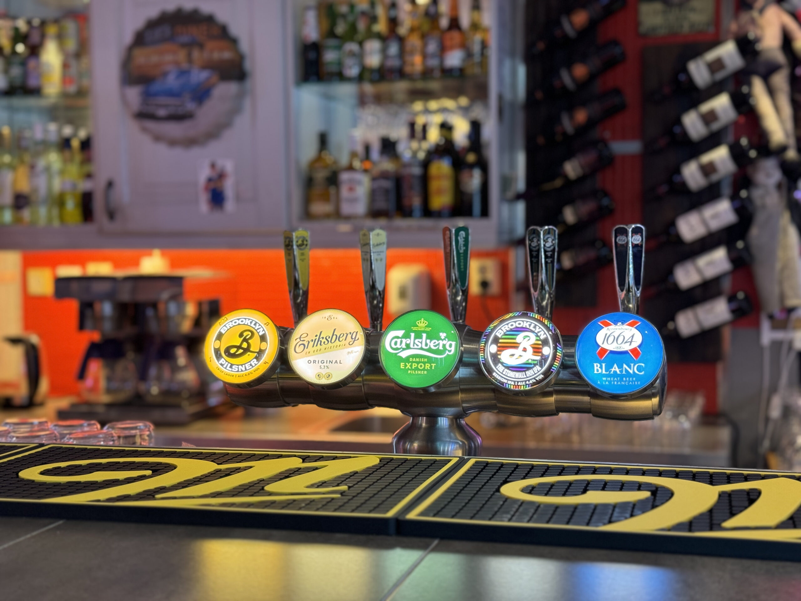 Ölkranar vid baren på Mel’s Diner