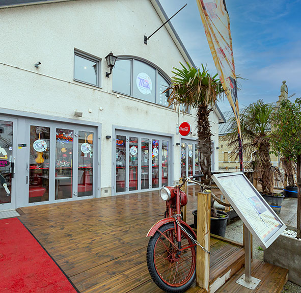 Entrén till Mel’s Diner Hamnen