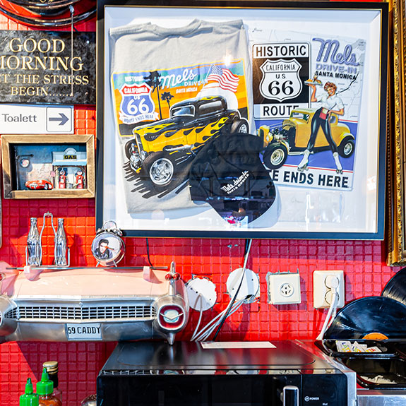 Amerikansk diner med röda detaljer